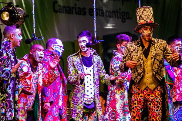 Integrantes de Falta y Resto cantando